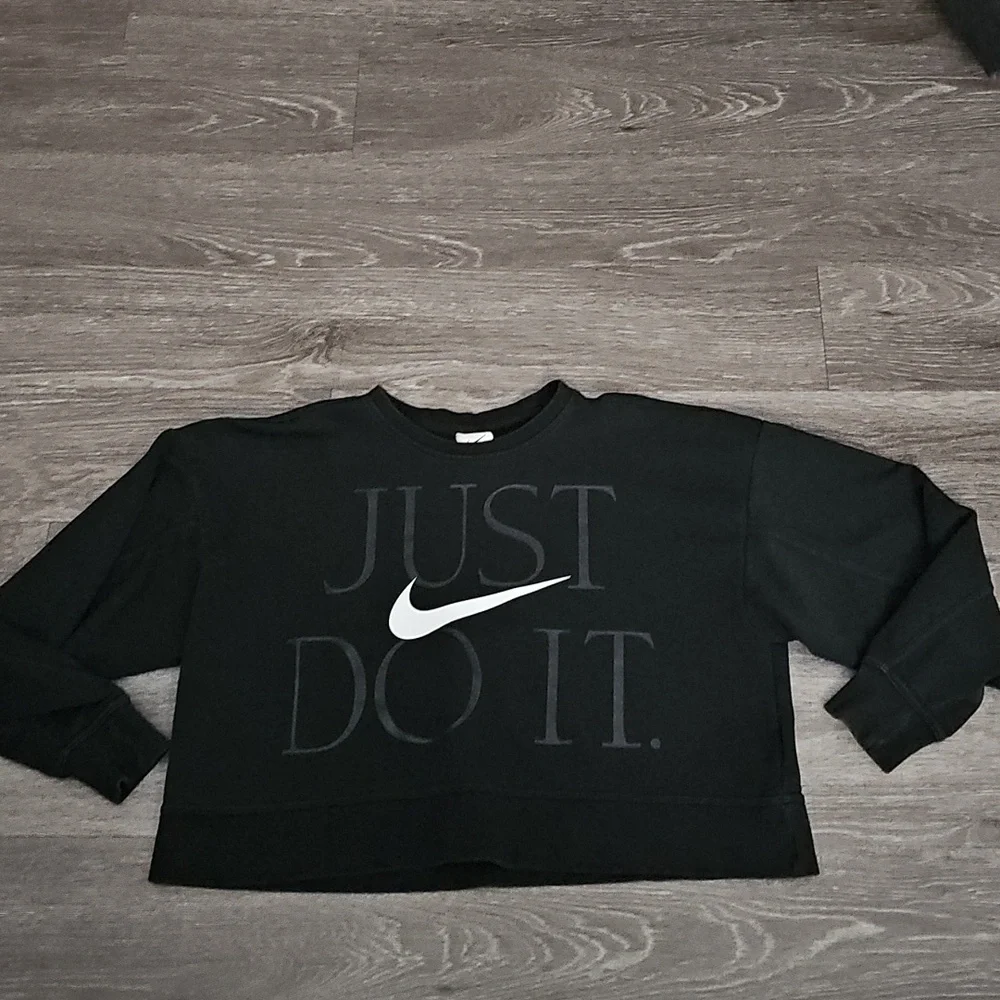 NIKE Womens Sz Small Crewneck Sweatshirt. Black & White!!